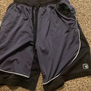 Men’s shorts fits small
